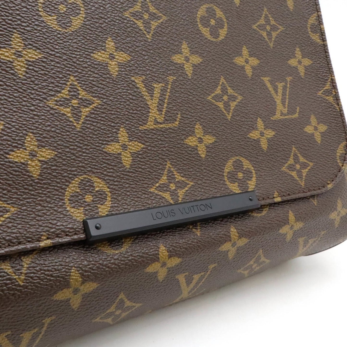 LOUIS VUITTON District Shoulder Bag