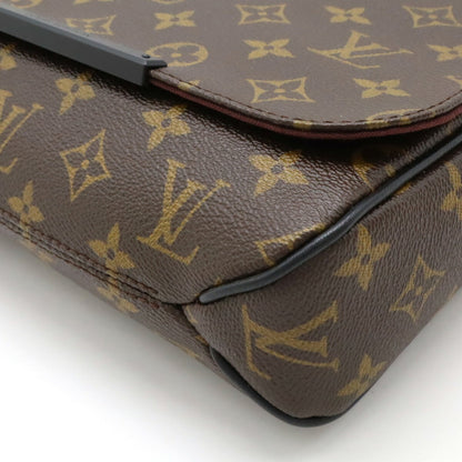 LOUIS VUITTON District Shoulder Bag