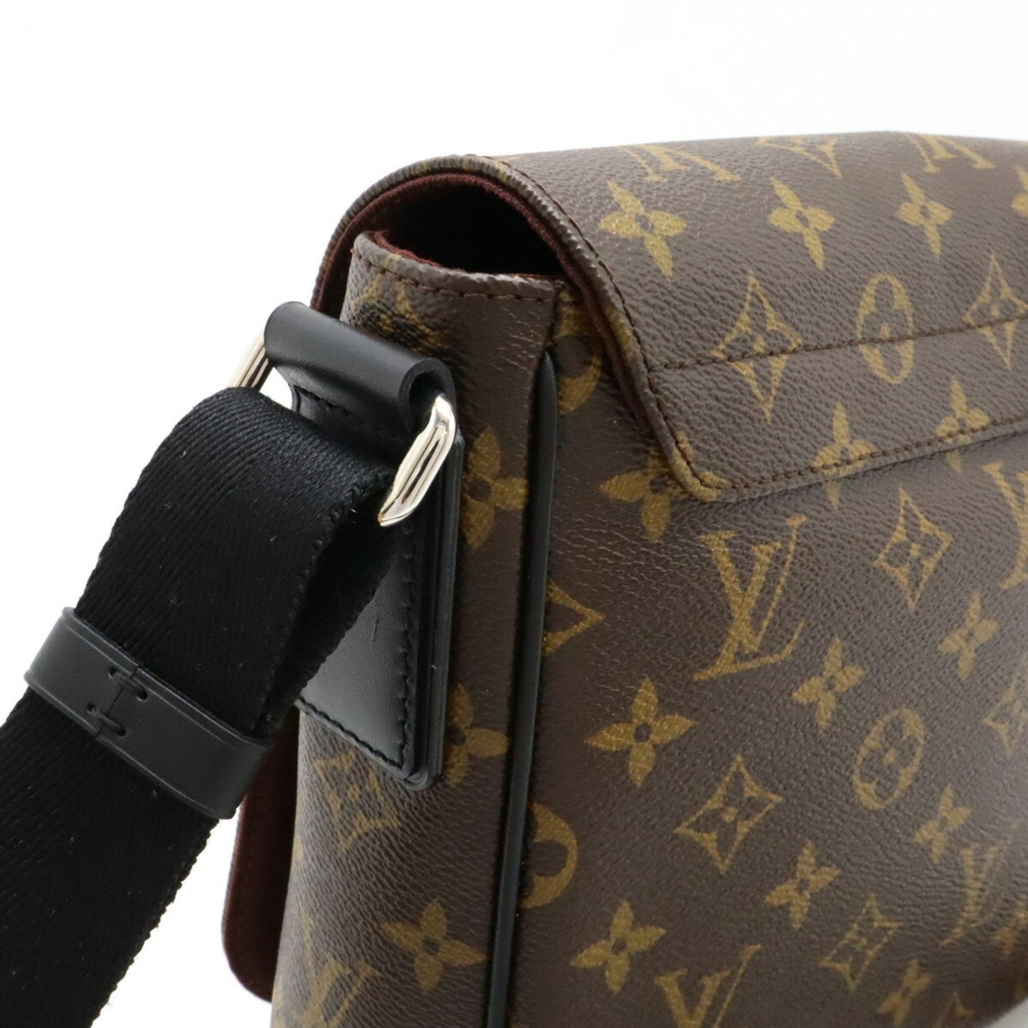 LOUIS VUITTON District Shoulder Bag