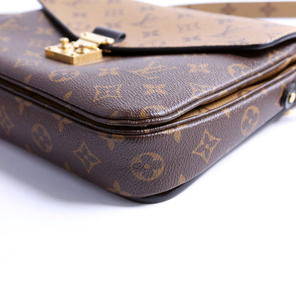 Pochette Metis Reverse Monogram