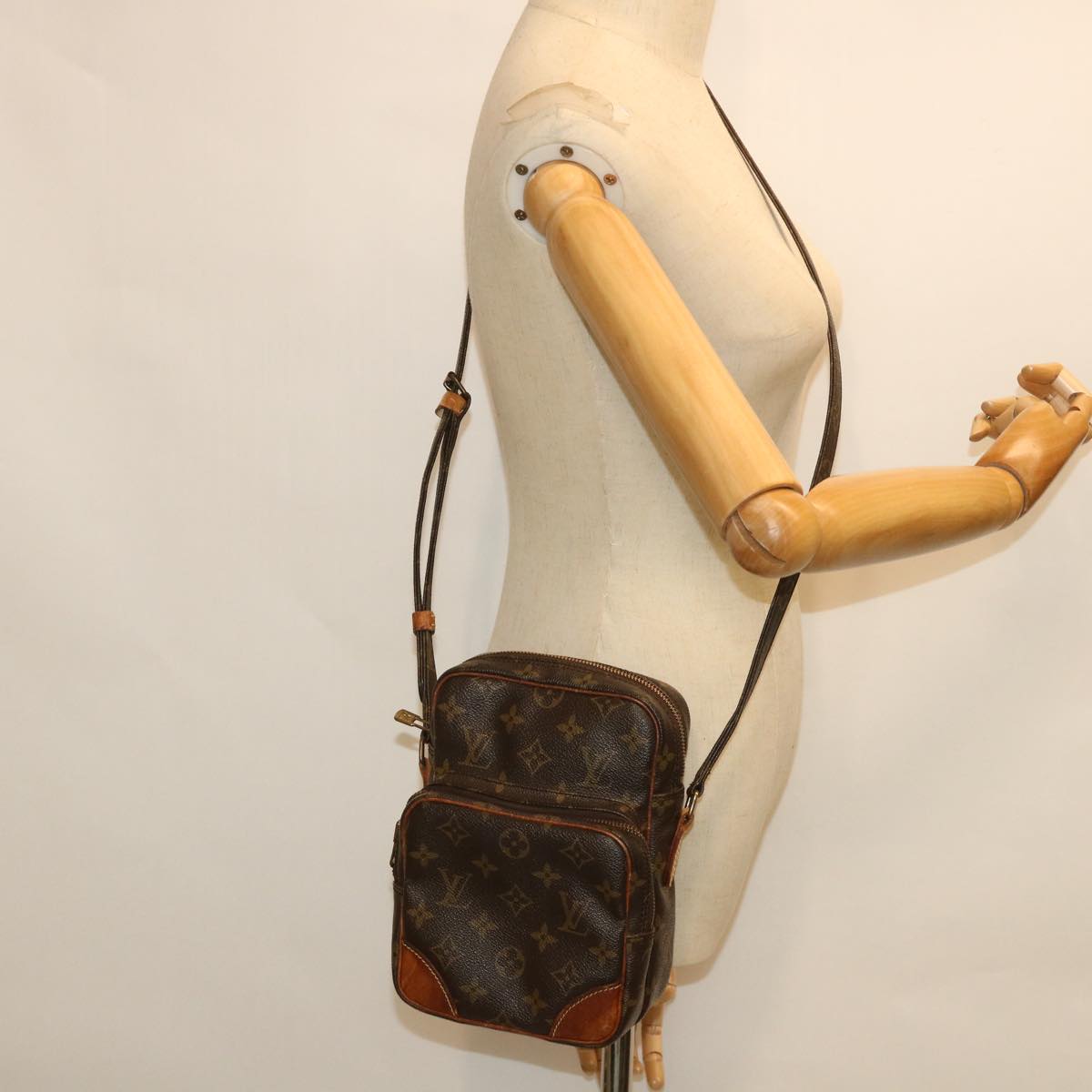 LOUIS VUITTON Shoulder Bag