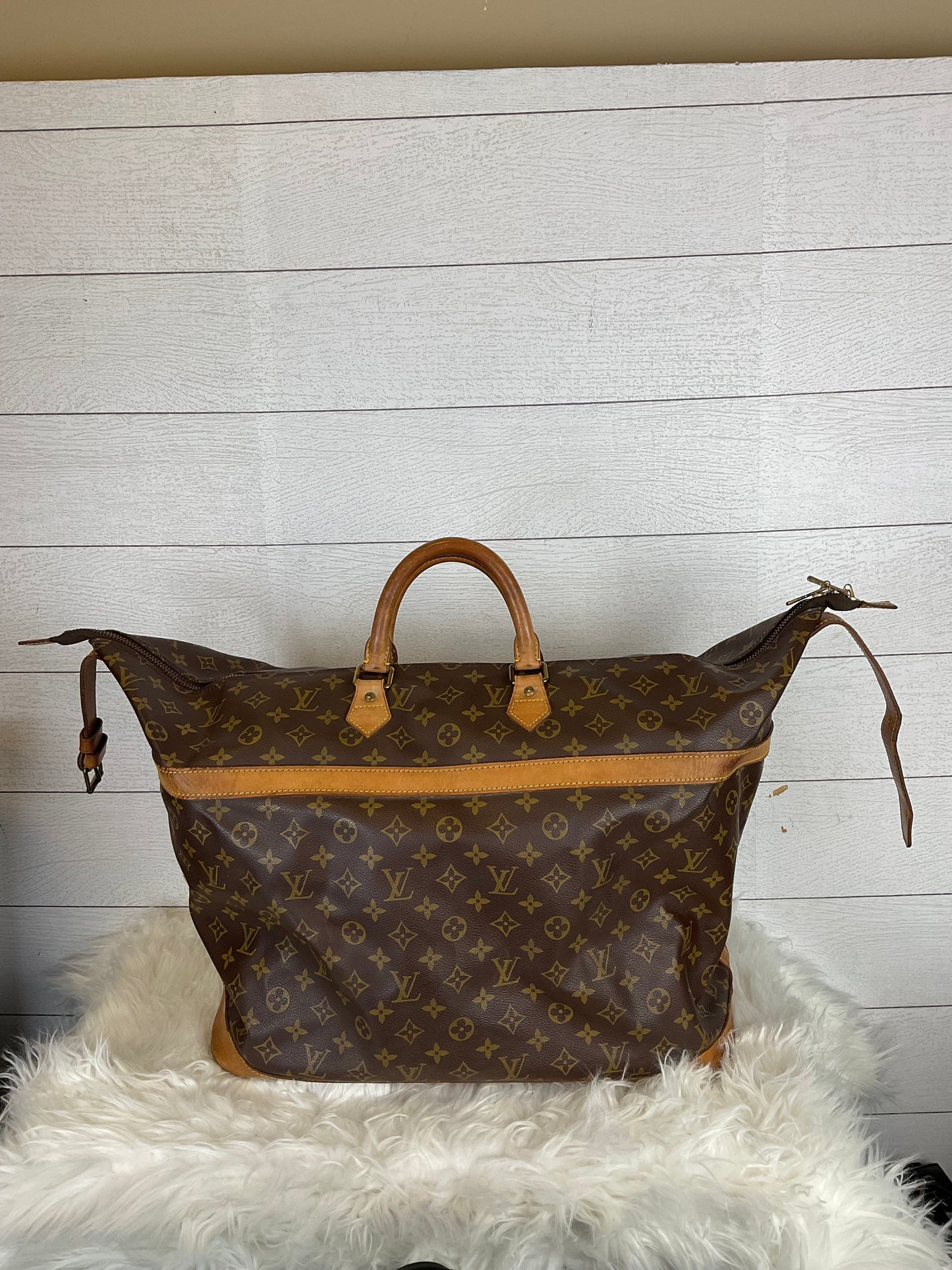 Handbag Luxury Designer By Louis Vuitton  Size: Large