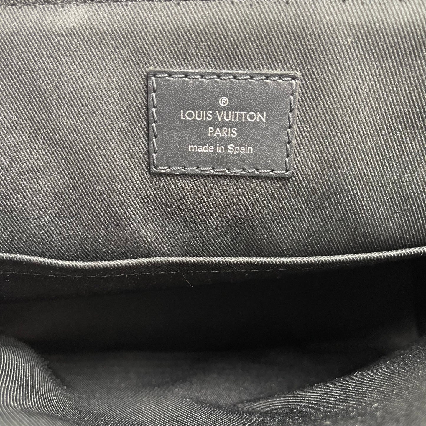 LOUIS VUITTON District Messenger PM Graphite