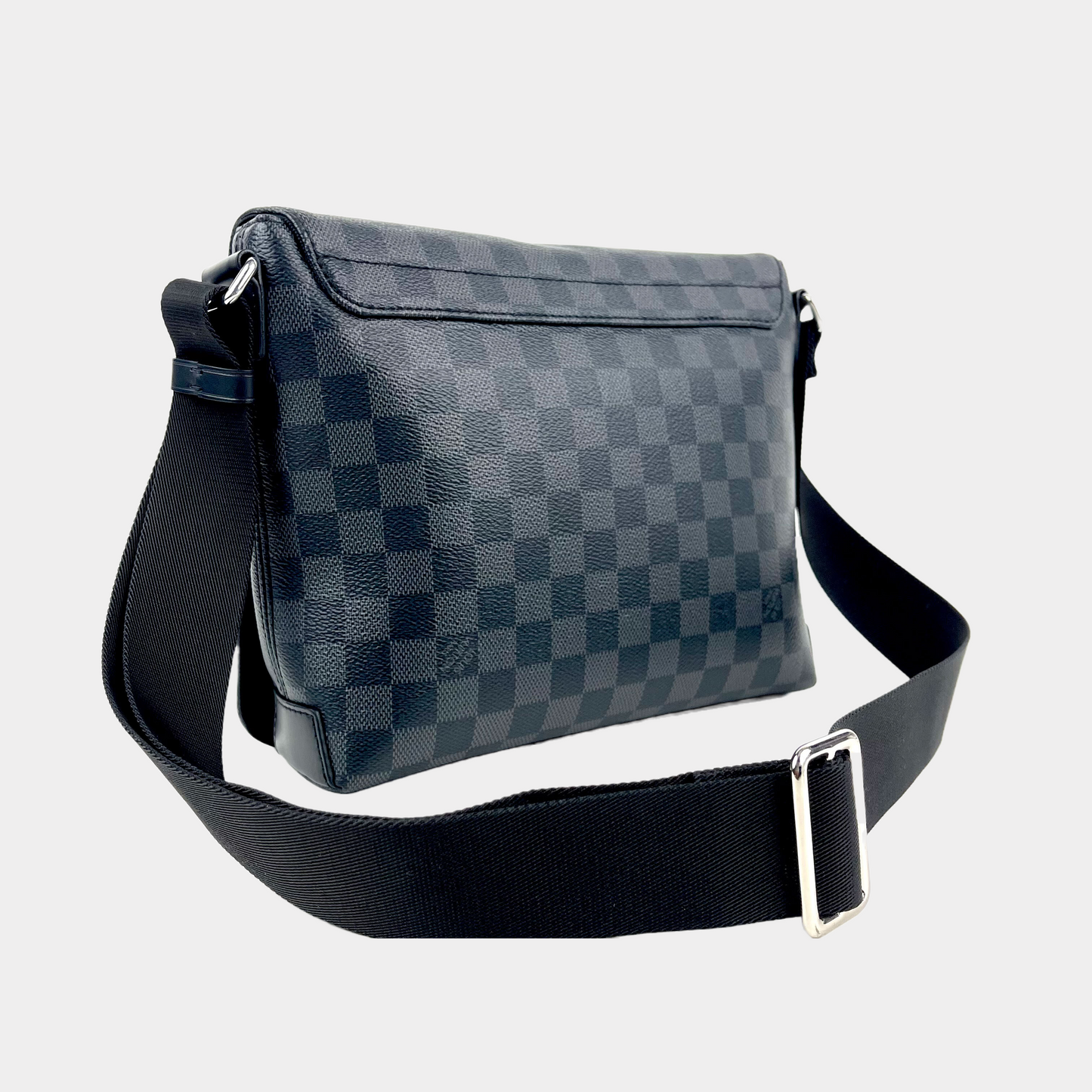 LOUIS VUITTON District Messenger PM Graphite