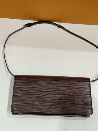 Louis Vuitton - Sac pochette accessoires PM cuir épi marron