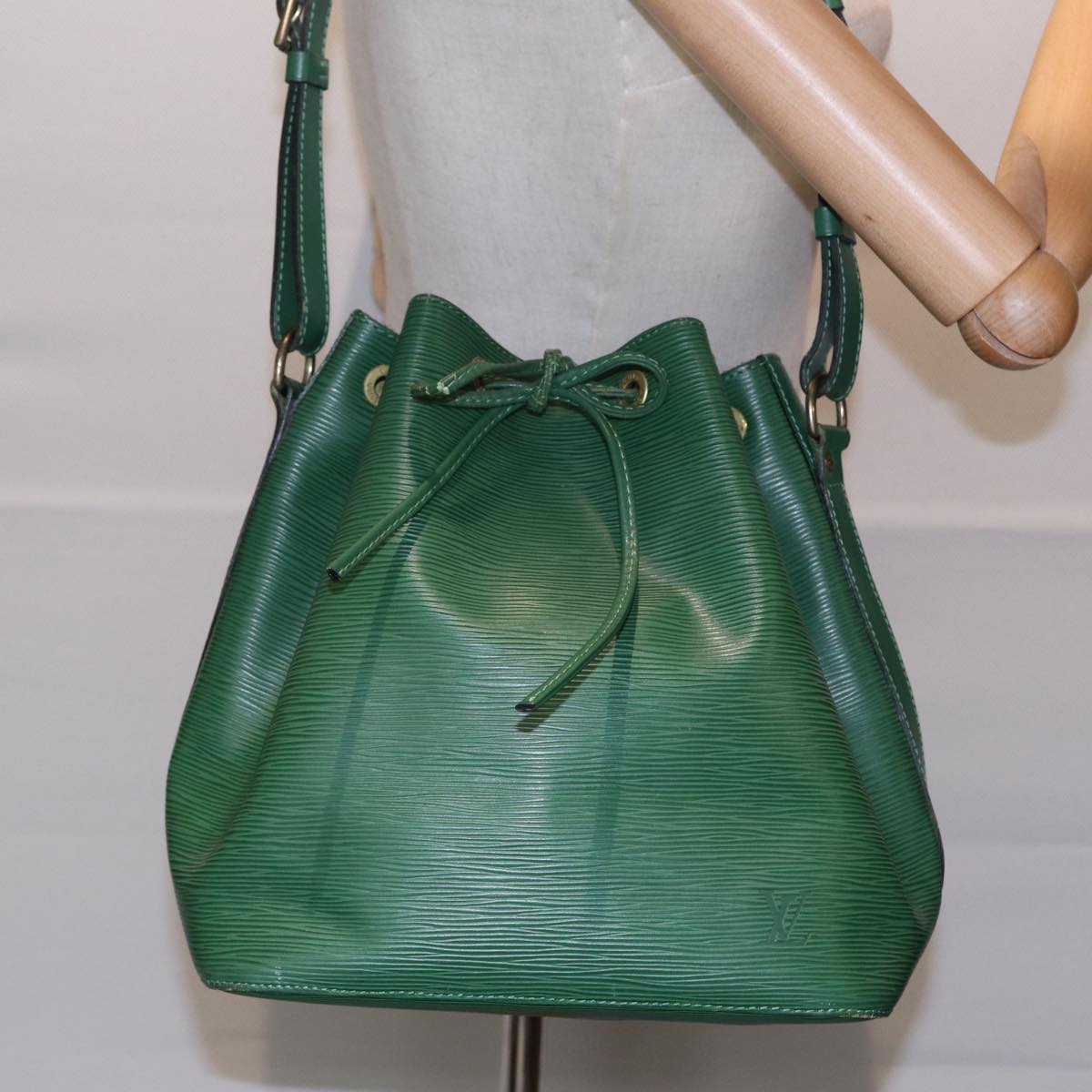 LOUIS VUITTON Epi Petit Noe Shoulder Bag Green M44102 LV Auth 89333