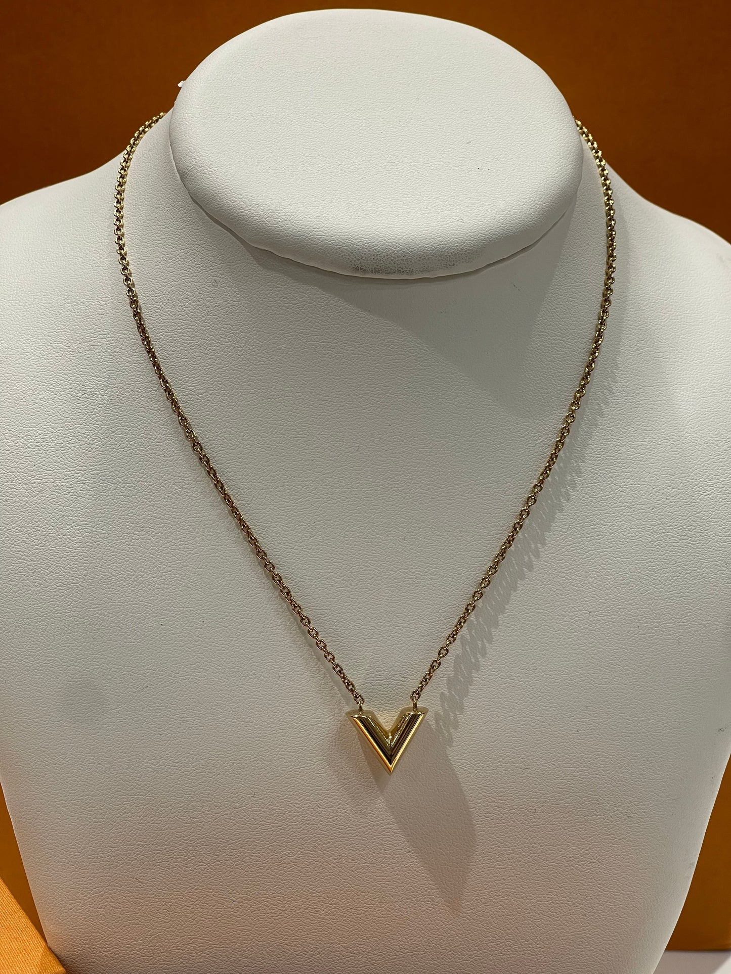 Louis Vuitton - Collier pendentif V essential gold