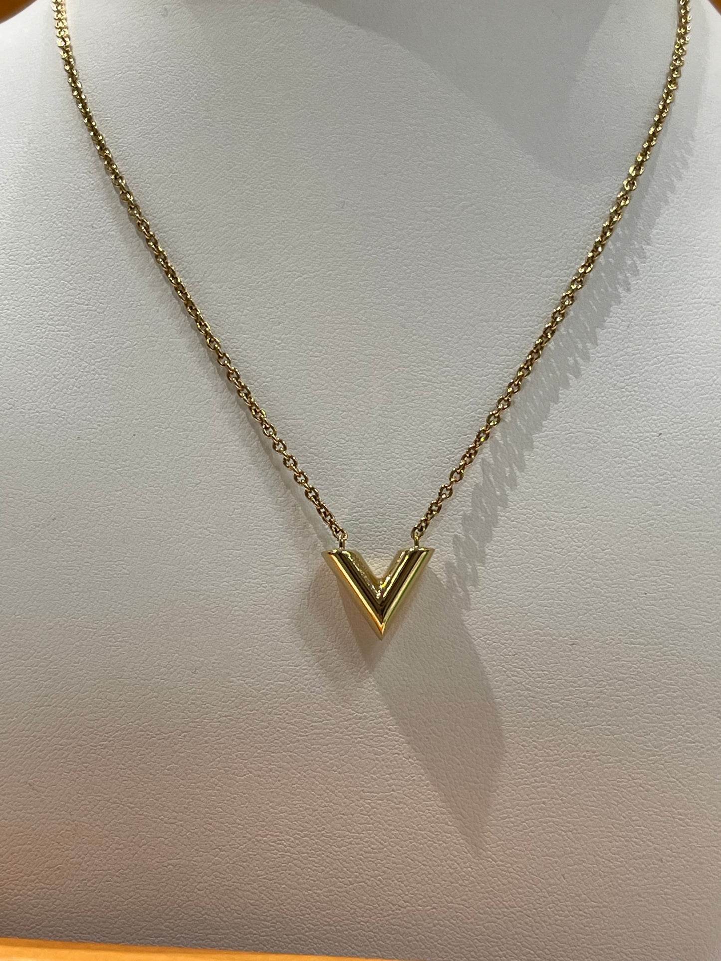 Louis Vuitton - Collier pendentif V essential gold