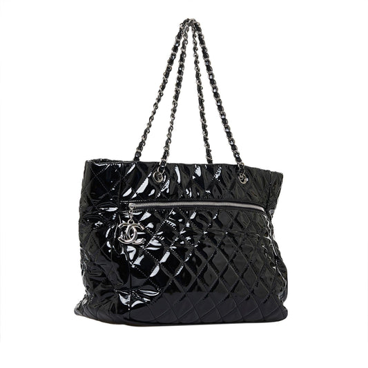 Chanel CC Charm Quilted Patent Leather Tote Bag (SHG-Ctv5c8)