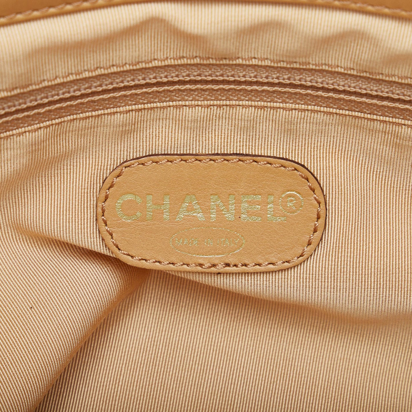 Chanel CC Embossed Leather Tote Bag (SHG-TgVm9y)