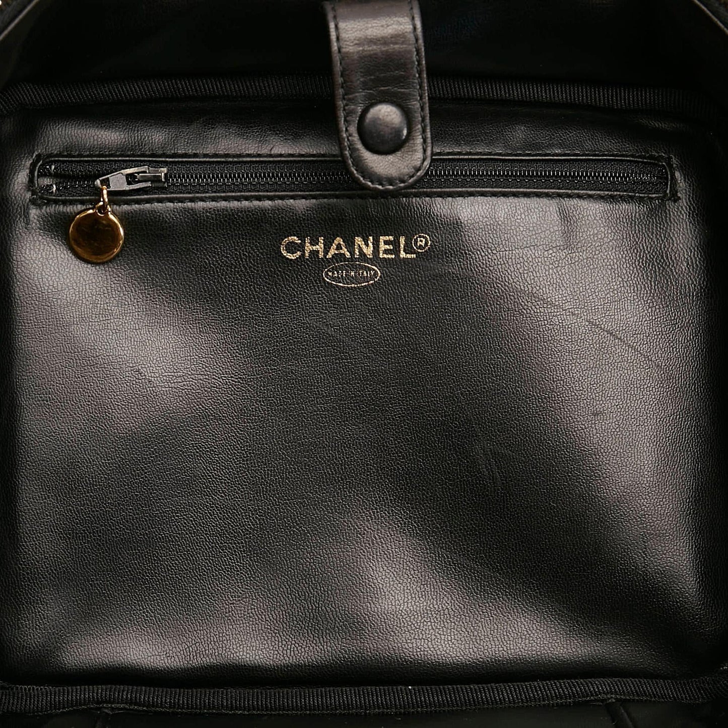 Chanel CC Patent Leather Vanity Case (SHG-iGWuvw)