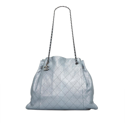 Chanel CC Quilted Drawstring Tote (SHG-VNpdMf)