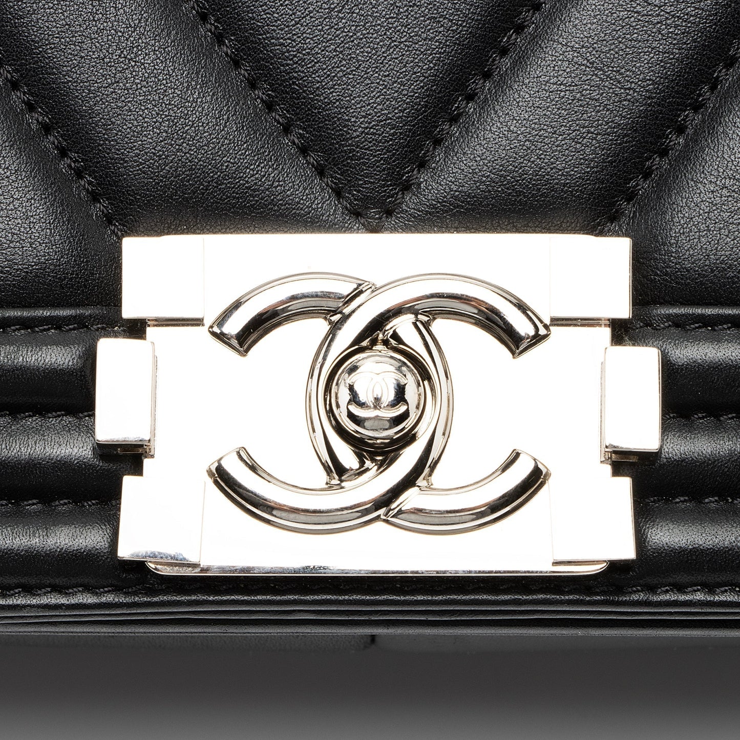 Chanel Chevron Lambskin New Medium Boy Bag (SHF-23076)