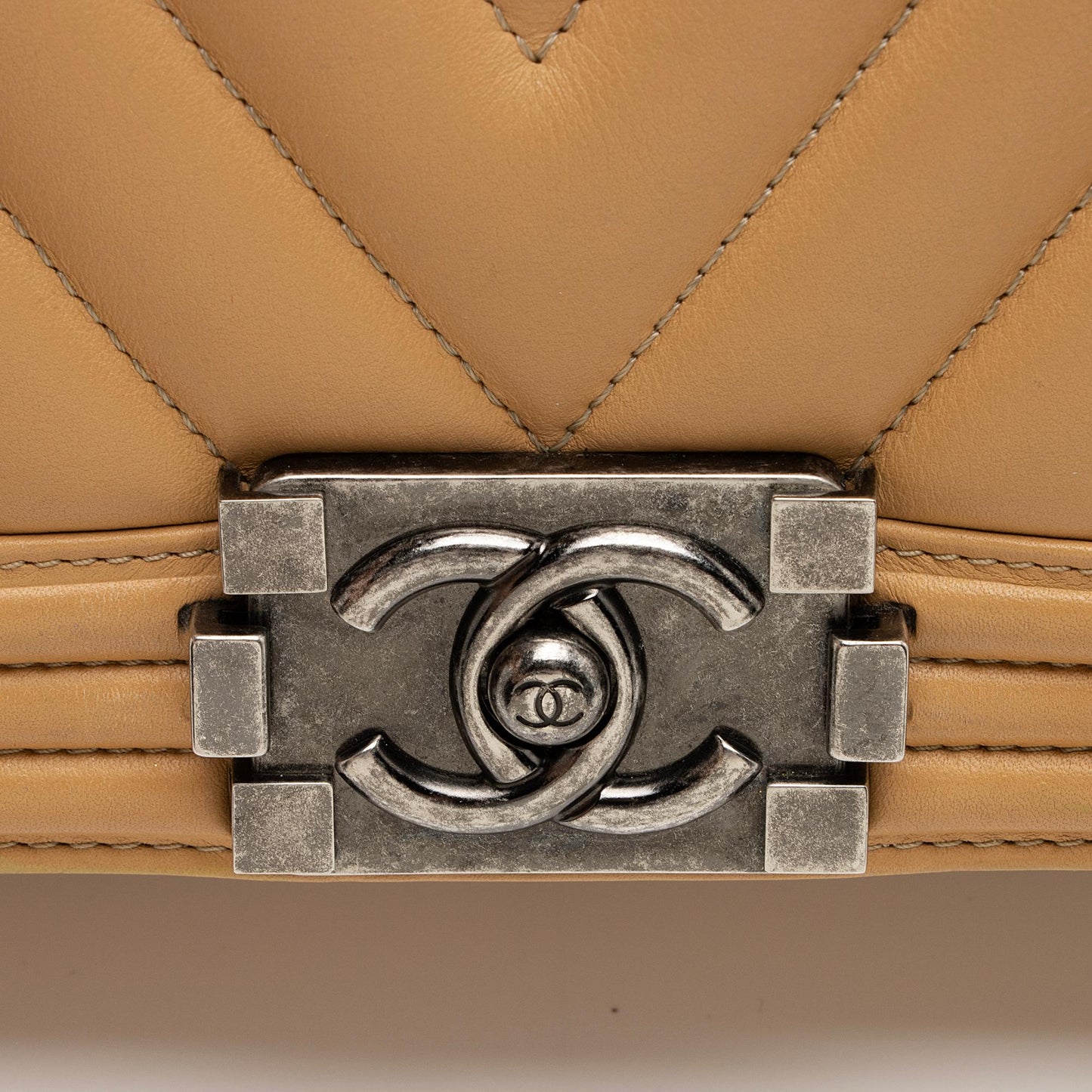 Chanel Chevron Lambskin New Medium Boy Bag (SHF-TUOid1)