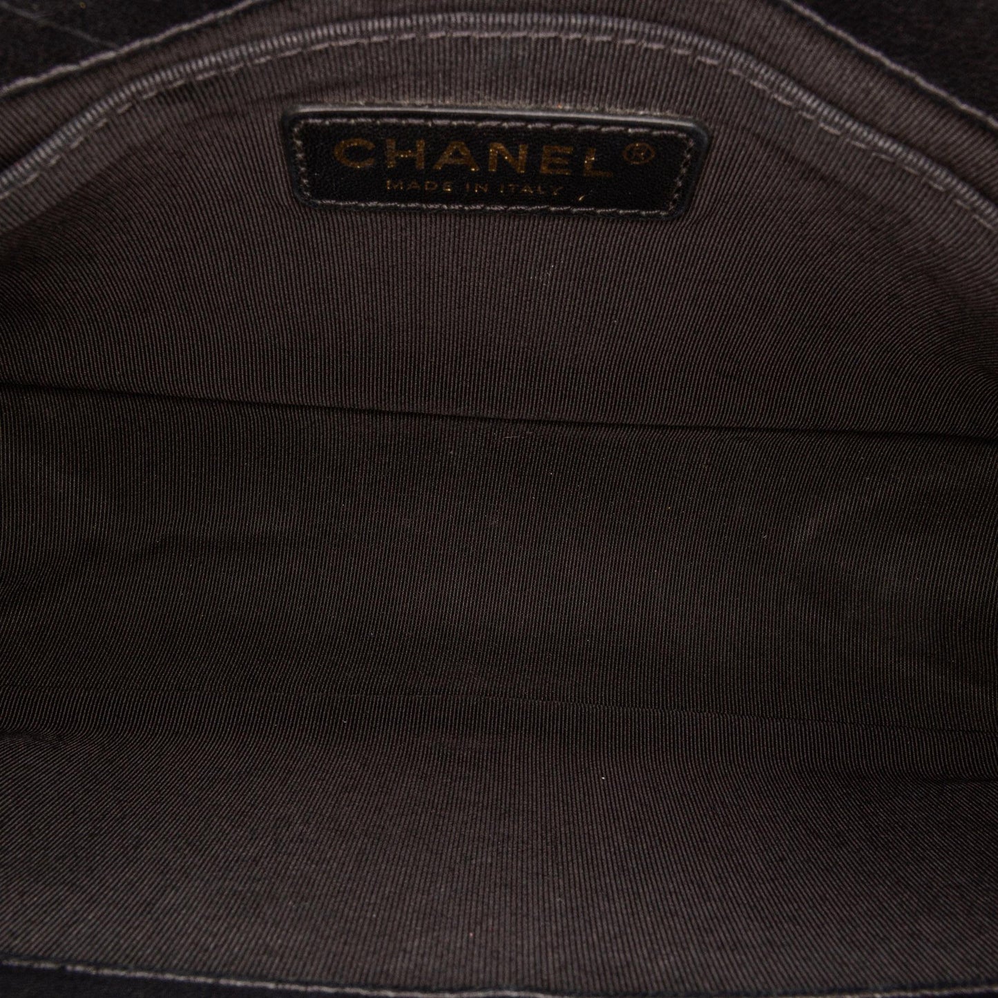 Chanel Crest-Embellished Medium Boy Bag (SHG-ThPZsB)