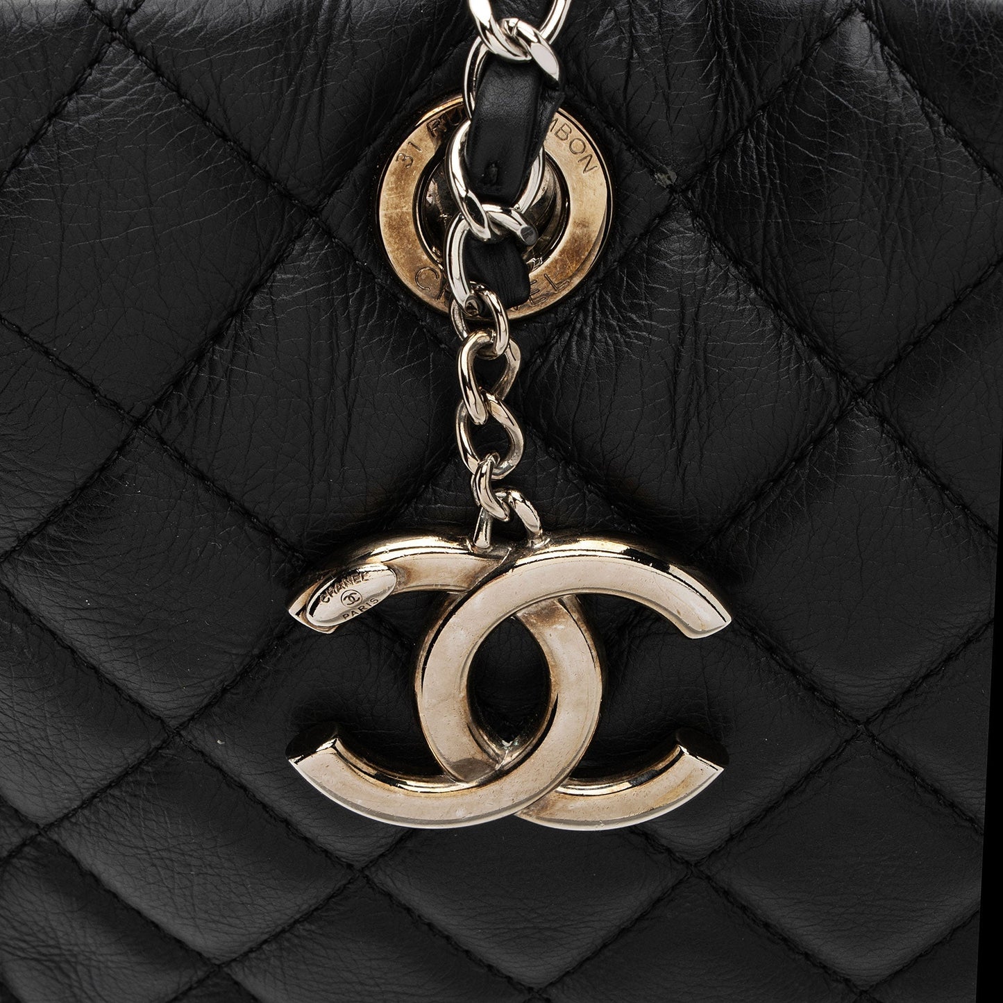 Chanel Lambskin Chic & Soft CC Large Shopping Tote (SHF-PxYWup)