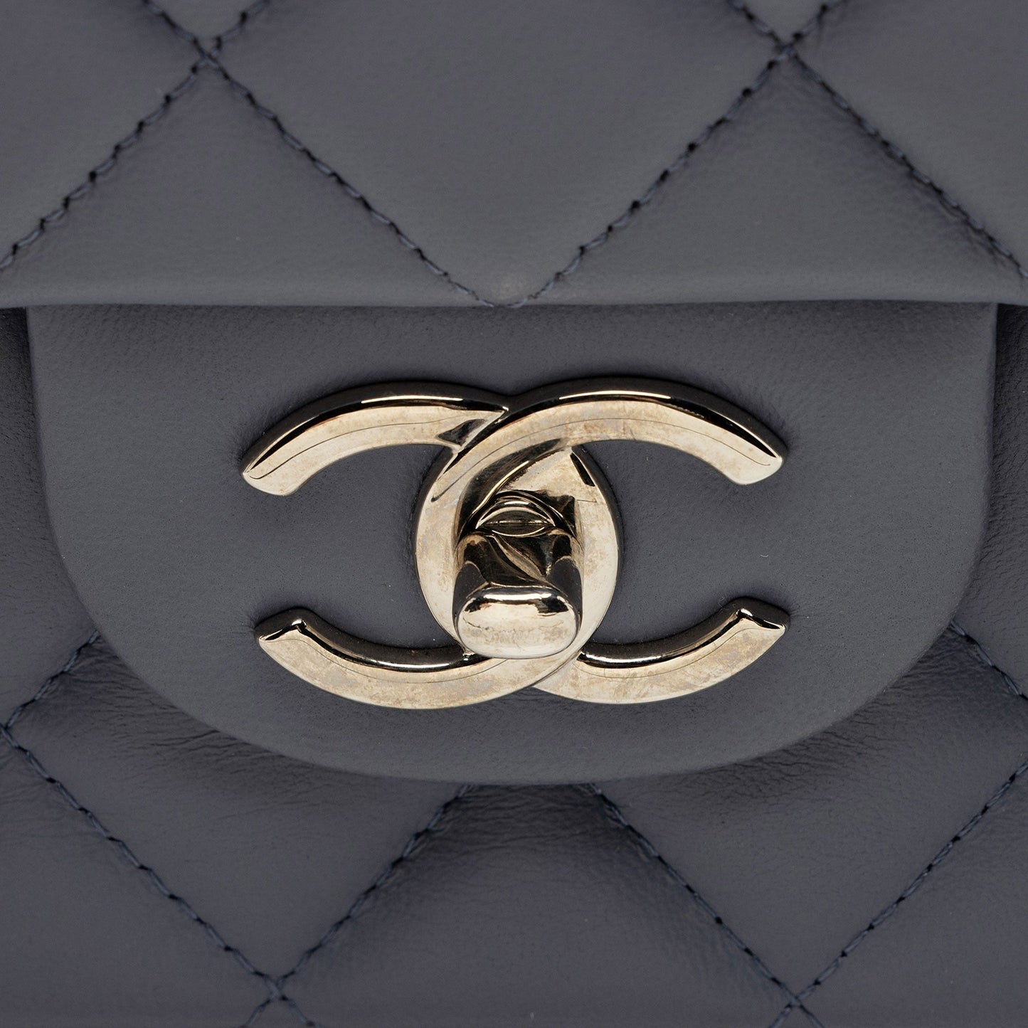 Chanel Lambskin Classic Maxi Double Flap Bag (SHF-mATEJl)