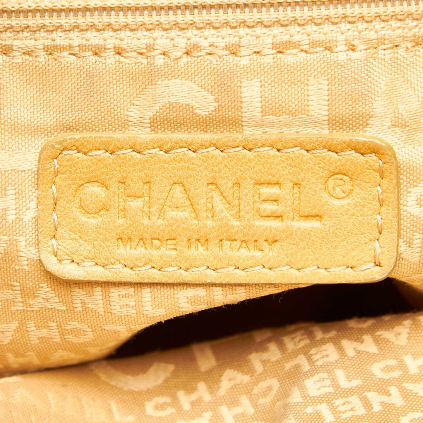 Chanel Lambskin Leather Shoulder Bag (SHG-19100)