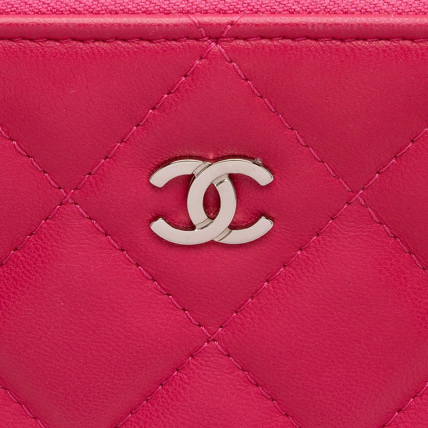 Chanel Lambskin Medium O-Case (SHF-aaW4ma)