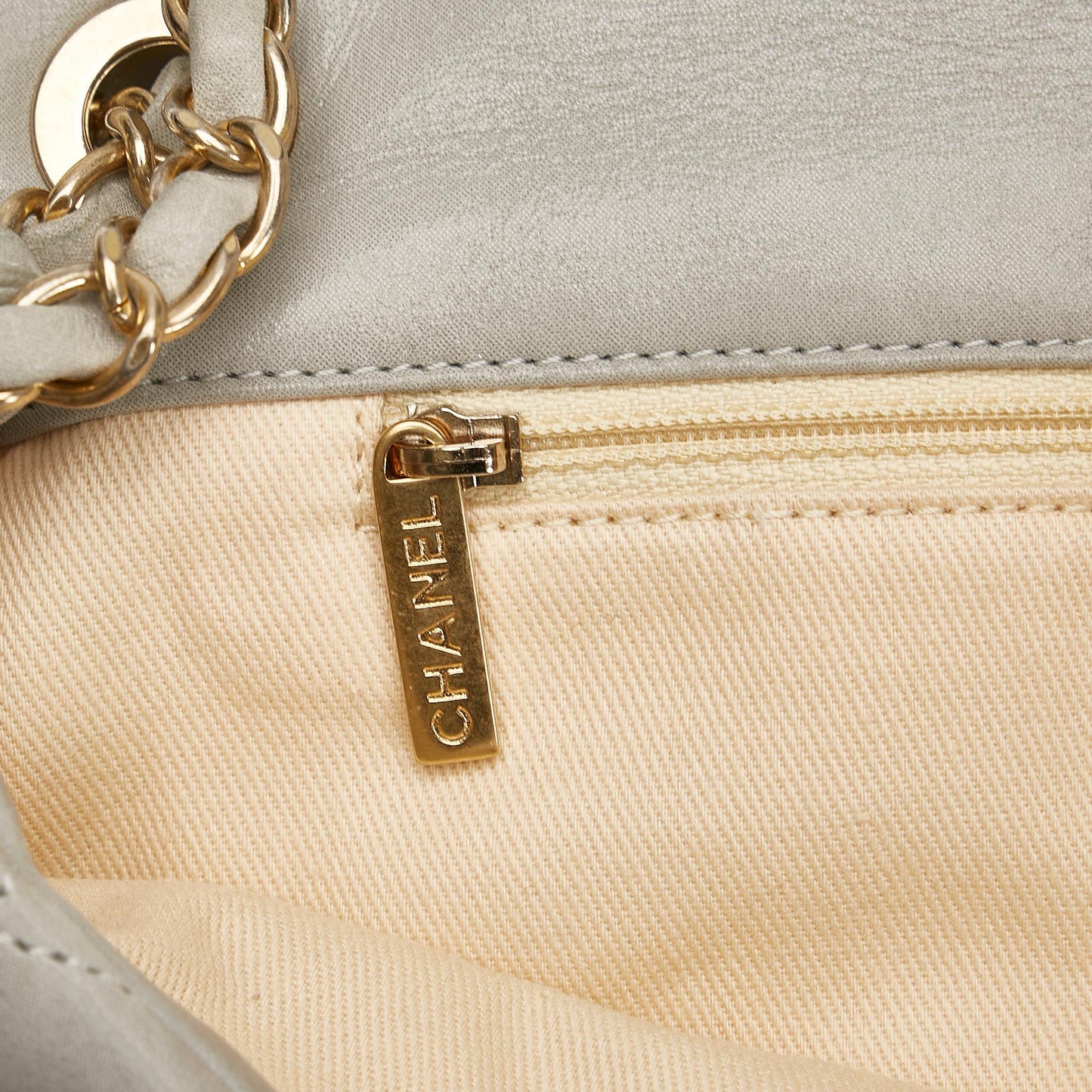 Chanel Matelasse Easy Shoulder Bag (SHG-AhFlRg)