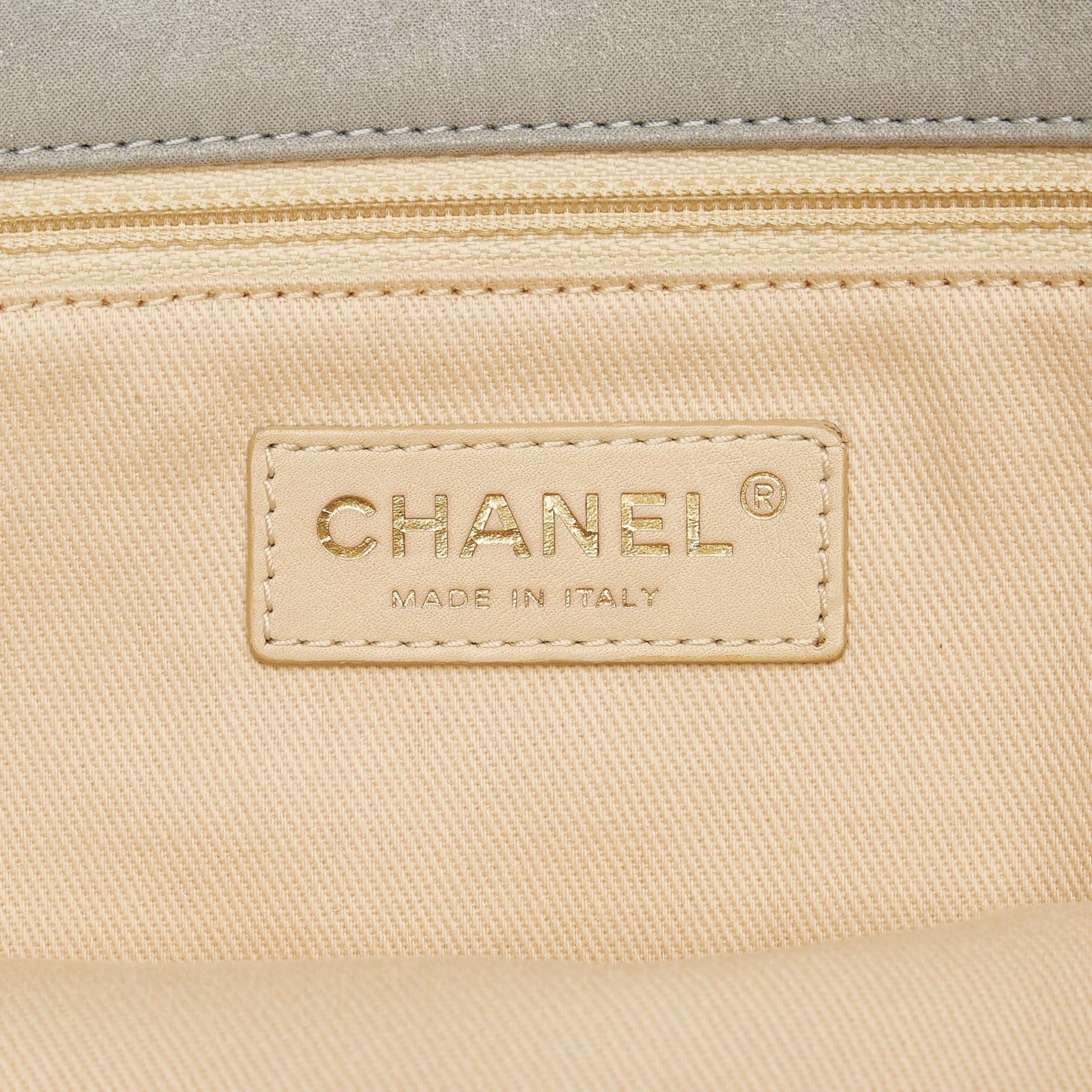 Chanel Matelasse Easy Shoulder Bag (SHG-AhFlRg)