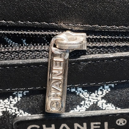 Chanel Medium Essential Shopping Tote (SHG-yBIyGg)