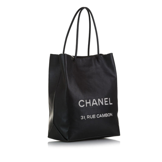 Chanel Medium Essential Shopping Tote (SHG-yBIyGg)