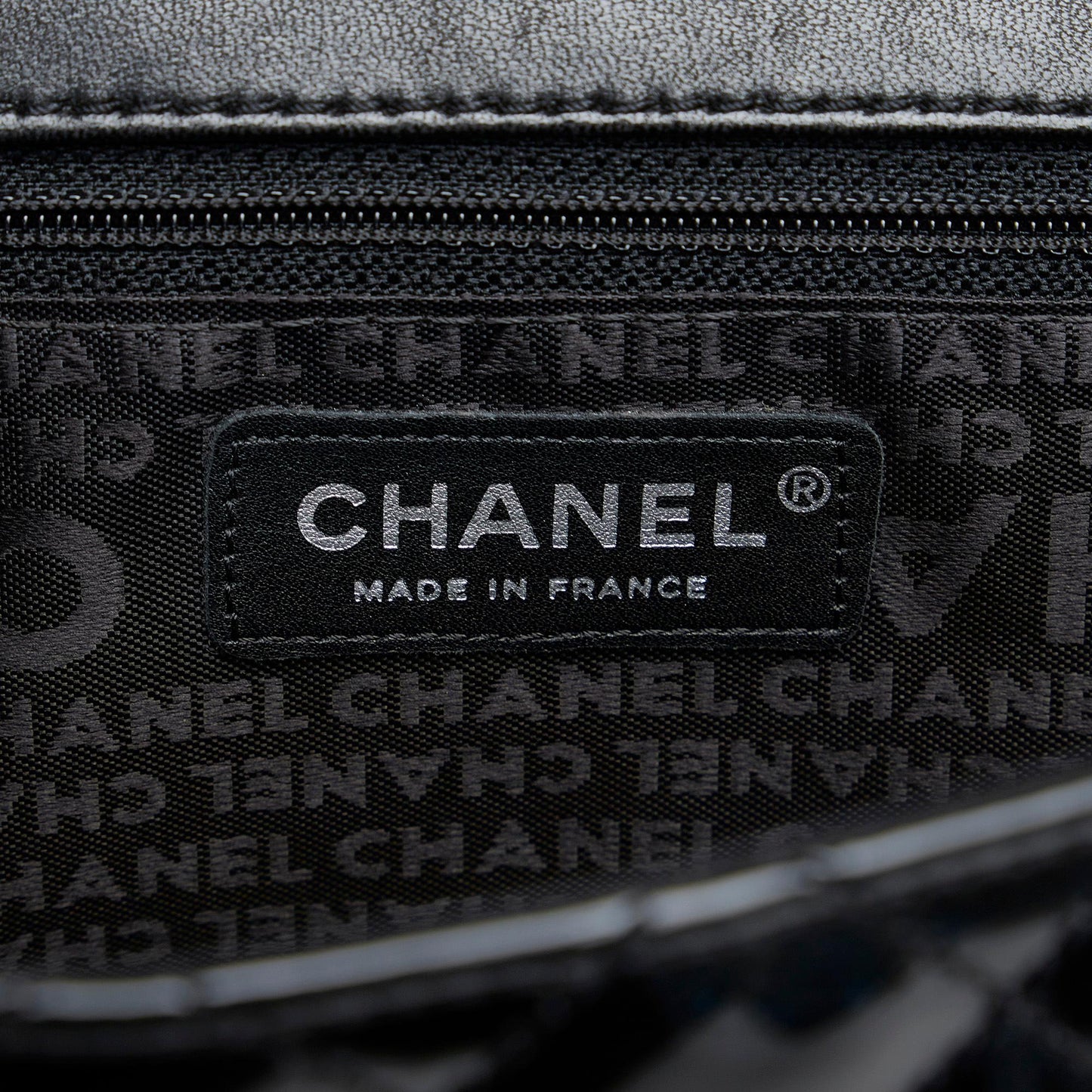 Chanel Medium Patent Chain-Through Flap Bag (SHG-TQ2hq6)