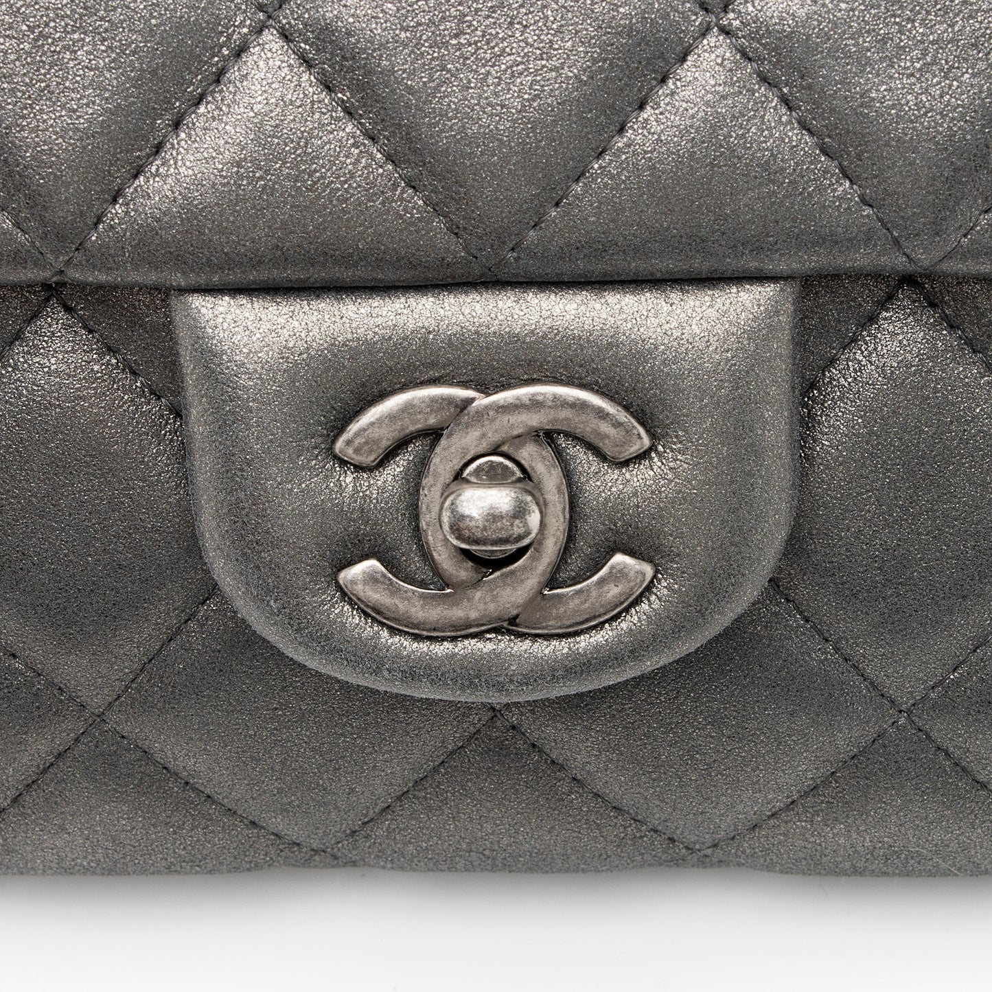 Chanel Metallic Lambskin Flap Clutch on Chain (SHF-bJM9yK)