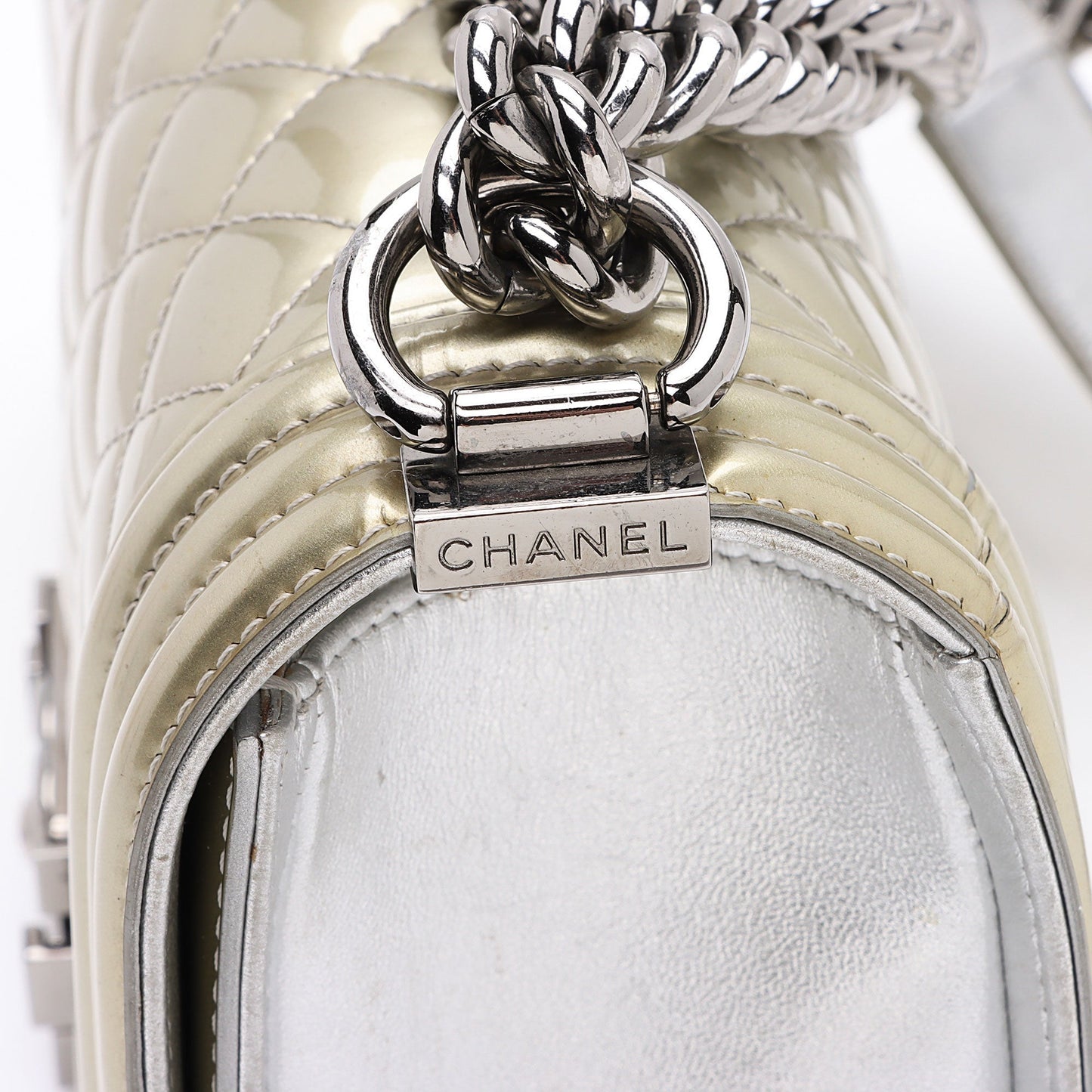 Chanel Metallic Patent Leather Old Medium Boy Bag (SHF-KF5y5y)