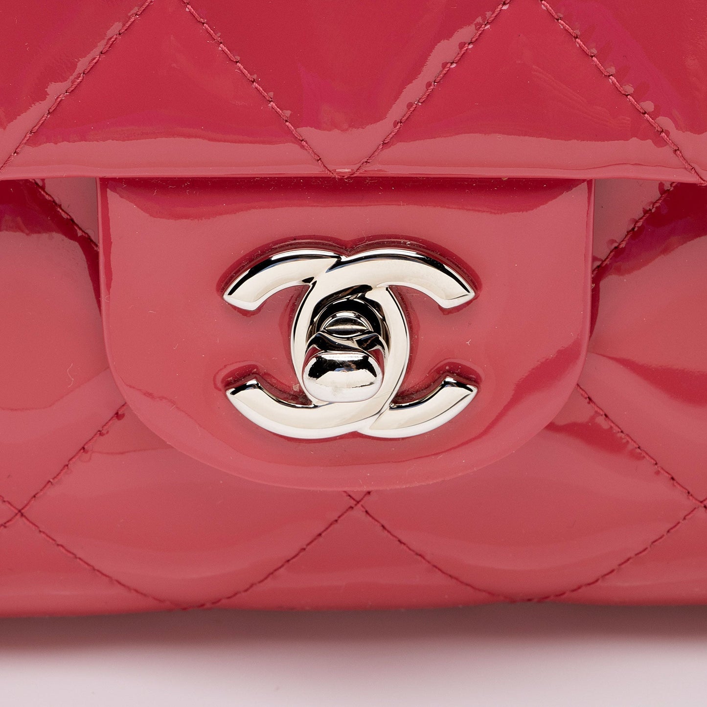 Chanel Patent Leather Flap Clutch on Chain (SHF-IZbriv)