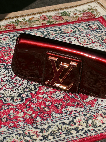 LOUIS VUITTON 2010 Made Vernis Pochette Sobe Amarante