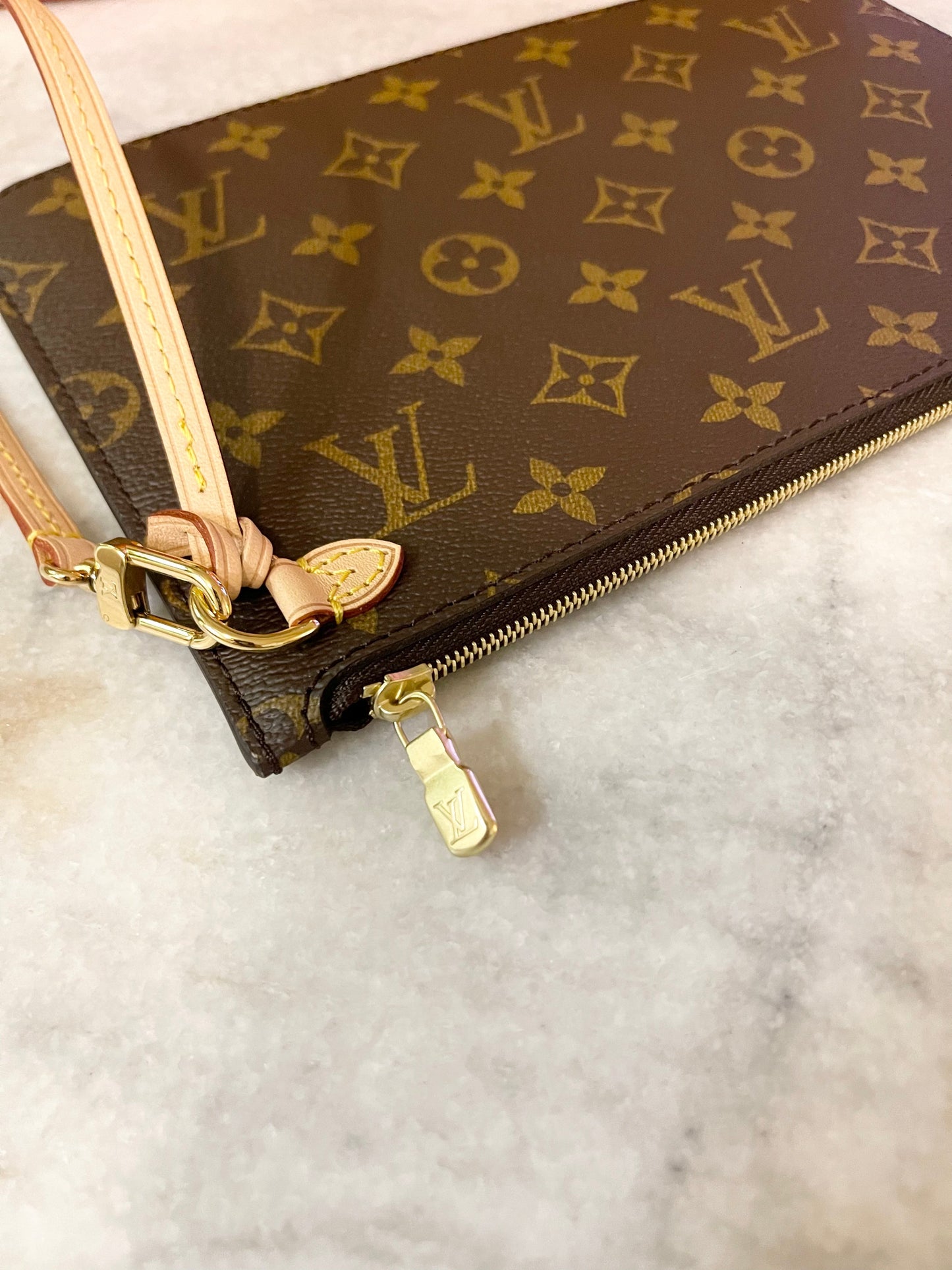 LOUIS VUITTON 2022 Neverfull GM Monogram Wristlet Pouch In Beige