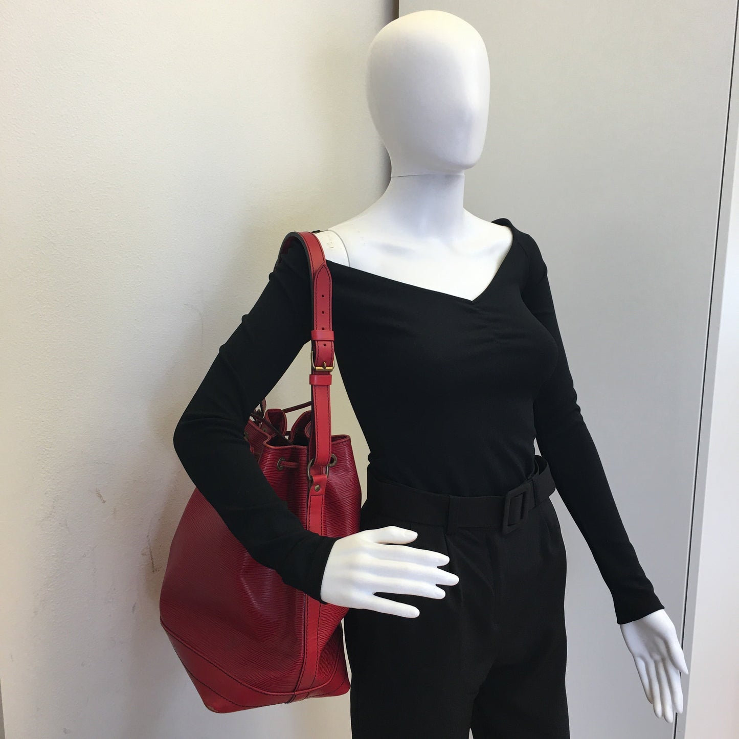 Louis Vuitton  Noe Shoulder Bag in Red Leather