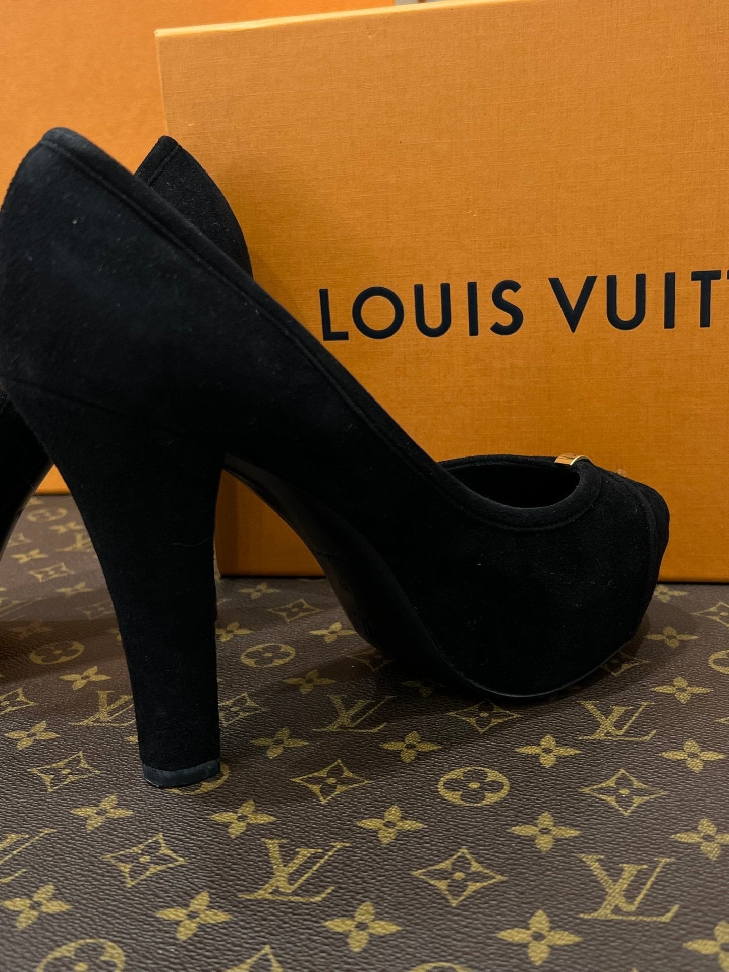 Louis Vuitton - escarpins plate-forme daim noir