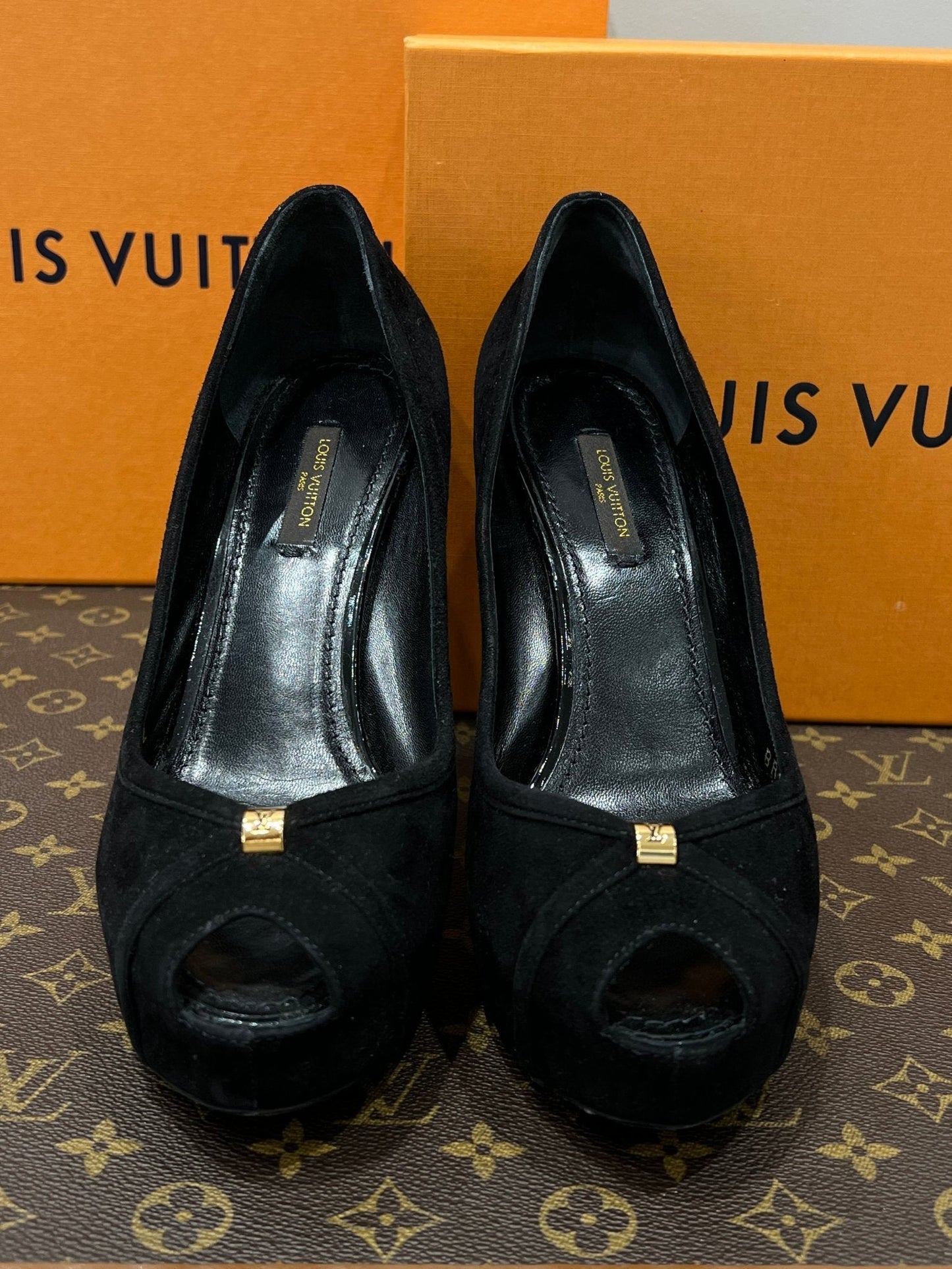 Louis Vuitton - escarpins plate-forme daim noir