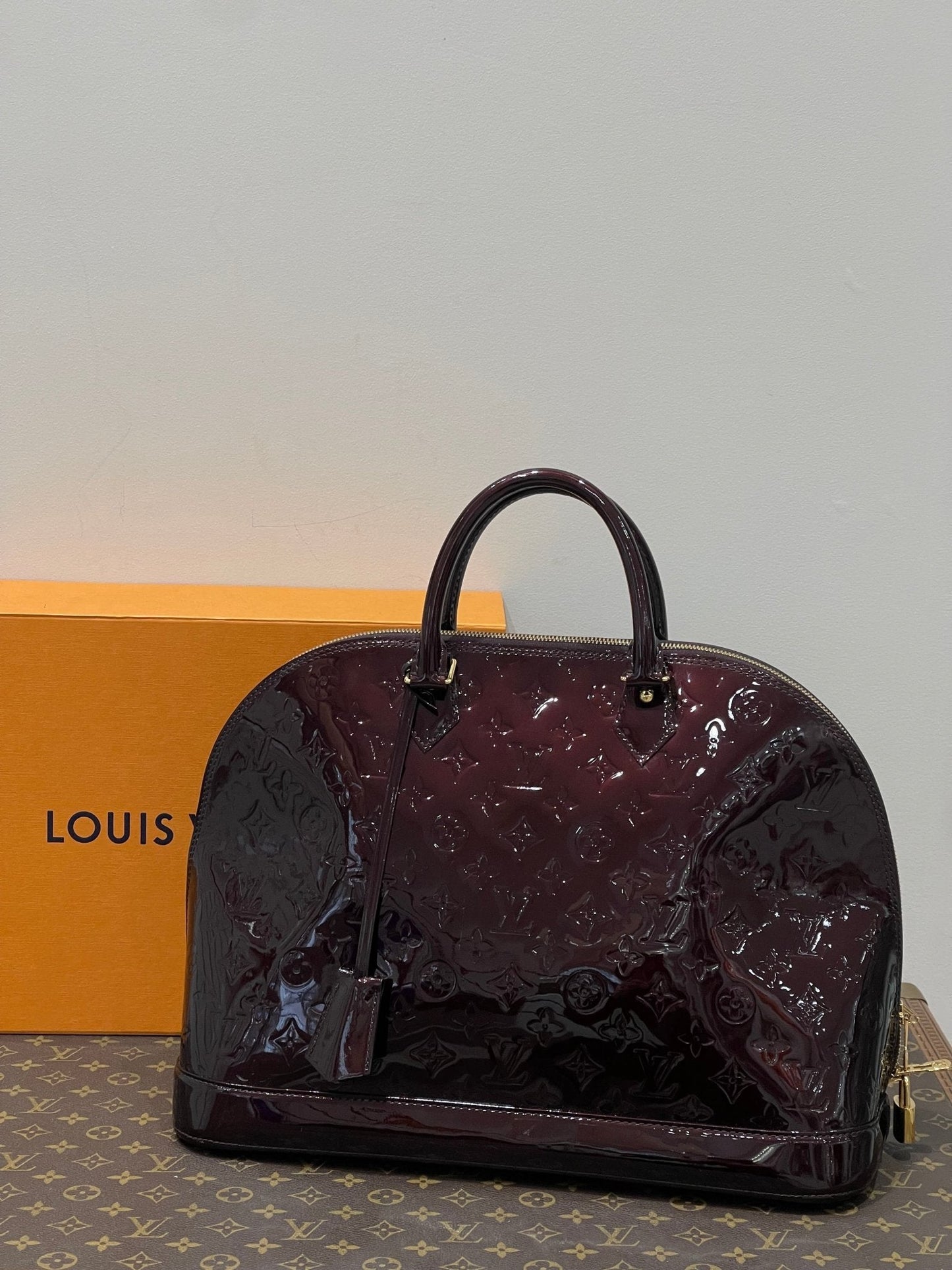 Louis Vuitton - Sac Alma cuir empreintes verni