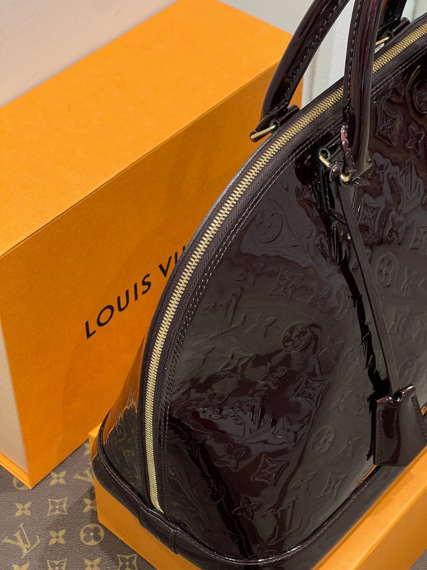 Louis Vuitton - Sac Alma cuir empreintes verni