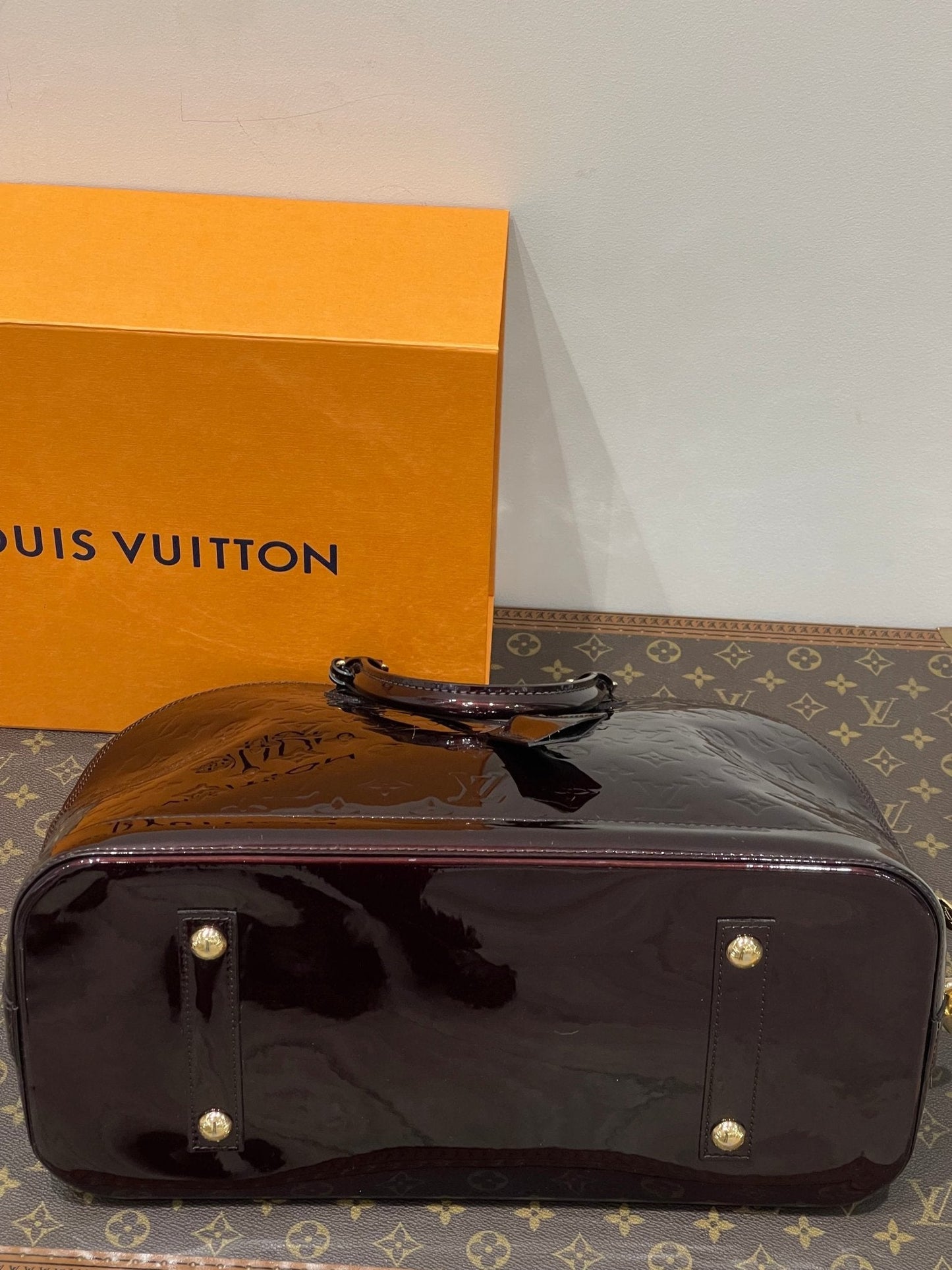 Louis Vuitton - Sac Alma cuir empreintes verni