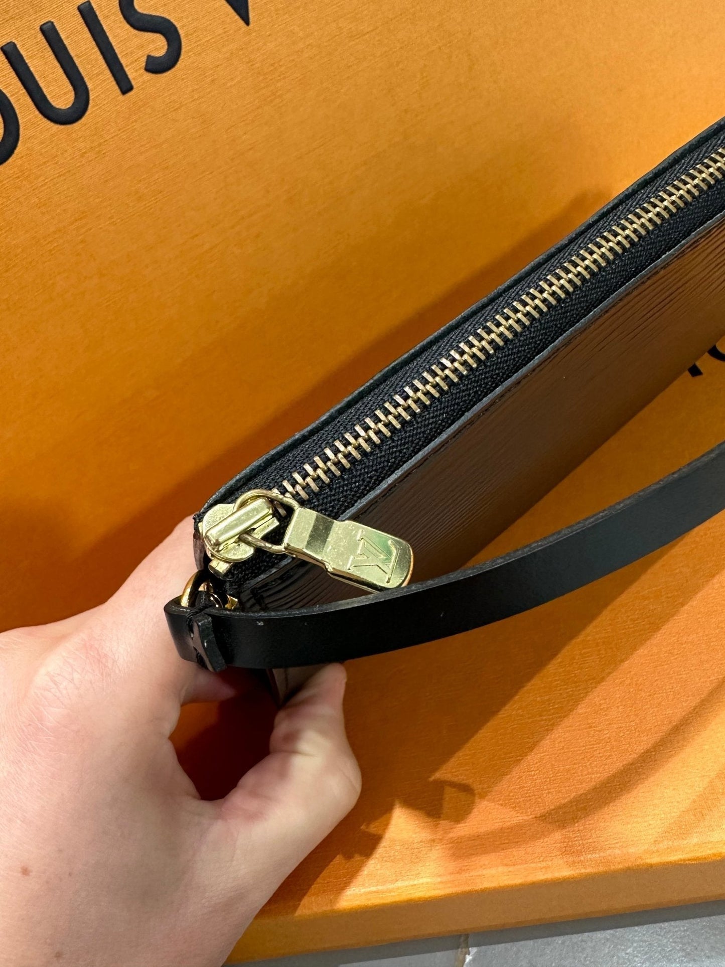 Louis Vuitton - Sac pochette accessoires PM cuir épi noir