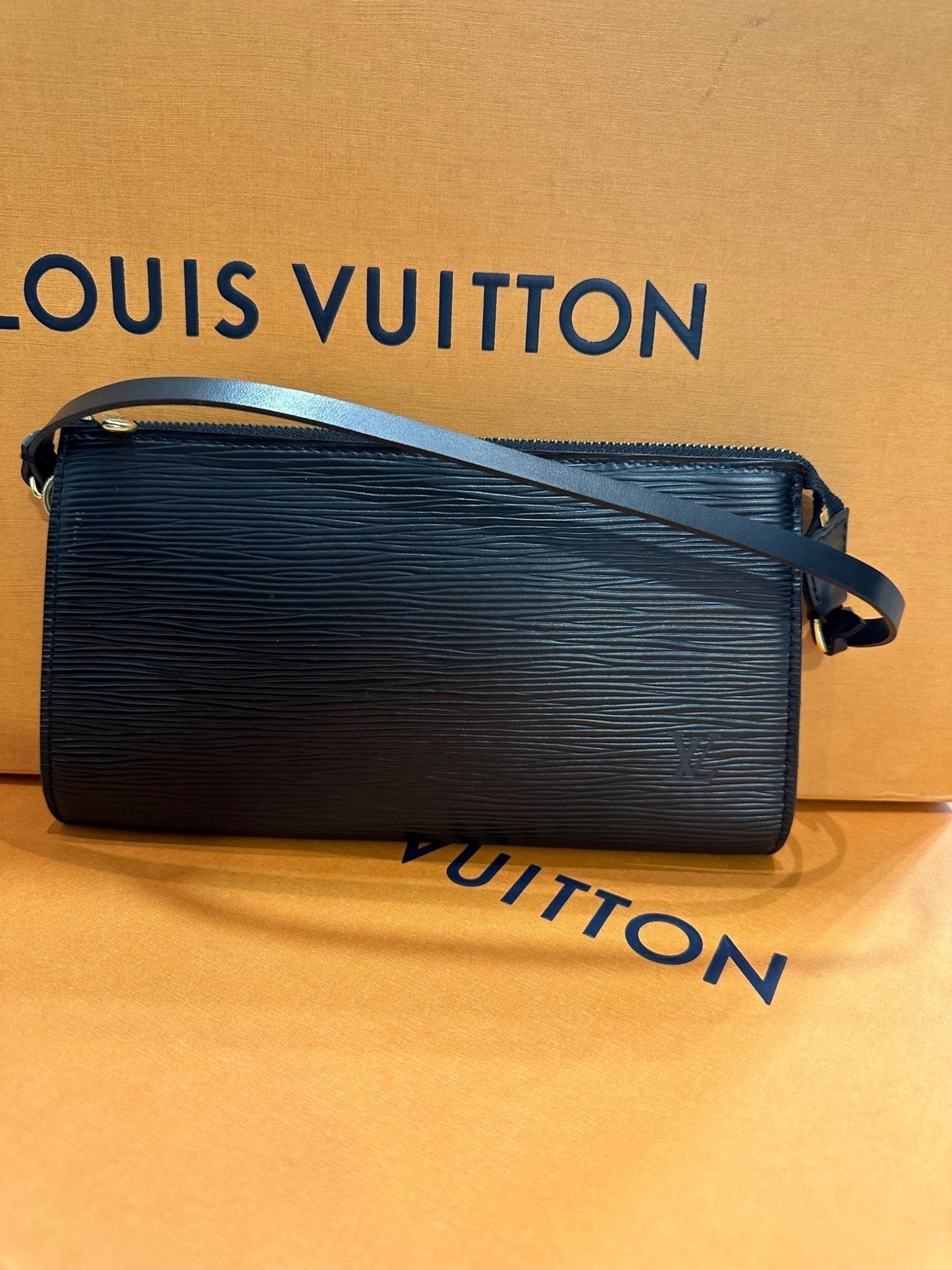 Louis Vuitton - Sac pochette accessoires PM cuir épi noir