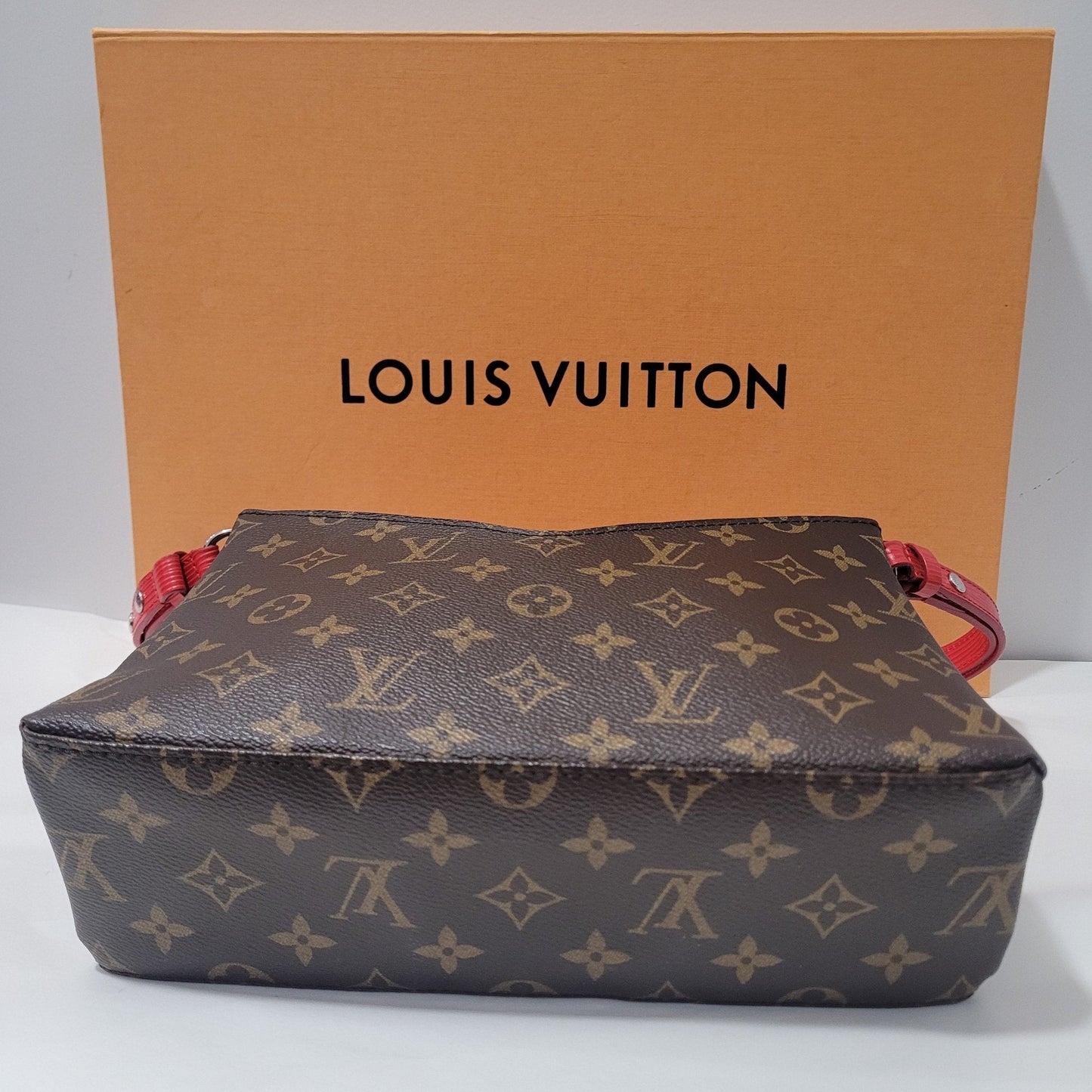 LOUIS VUITTON - Sac Saint Michel